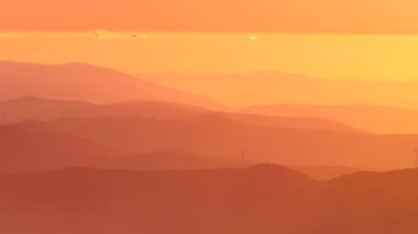 Yüksek dağlarda yanan günbatımı. Portekiz 'de Serra da Estrela.