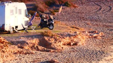 Kamp aracı sahilde kamp yapıyor. Karavanla seyahat ediyorum. Karavan tatili. Doğa ve faaliyetler.