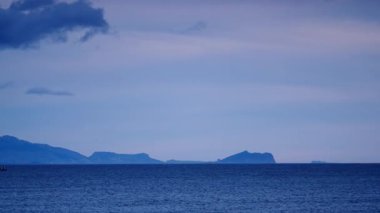 Sabahları deniz kenarındaki İspanyol manzarası. Sakin mavi su ve ufuktaki kayalık sahil şeridi. Akdeniz.