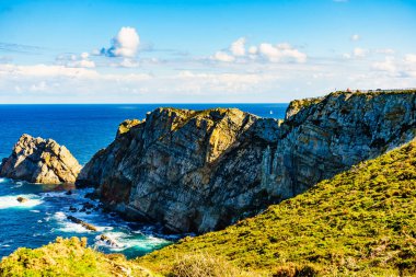 Atlantik Okyanusu 'nun deniz manzarası ve Penas Burnu' nun kayalık kıyıları. Kuzey İspanya 'da yüksek uçurumları olan deniz kıyısı.