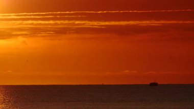 Sabahın erken saatlerinde deniz manzarası, deniz suyundan doğan güneş. Yanan turuncu gökyüzü. Doğa manzarası. Valencia İspanya.
