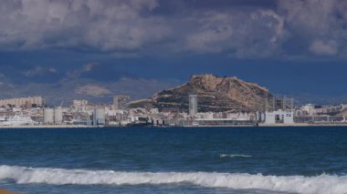 Alicante, valencia, İspanya - 5 Aralık 2019: Benacantil Dağı 'ndaki Santa Barbara Kalesi' nin uzak mesafesinden Akdeniz manzarası. İspanya, Costa Blanca. Deniz dalgaları ağır çekimde hareket ediyor.