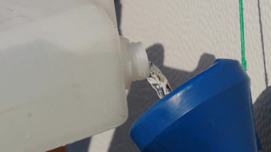 Karavan su deposunu huni kullanarak dolduran kişiyi kapatın. Karavanla seyahat ediyorum. Karavan tatili. Yavaş çekim