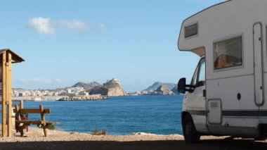 İspanyol sahilindeki karavan evi. San Juan Şatosu uzaktaki dağda. Aguilas, Murcia bölgesi, İspanya.