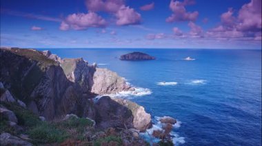 Zaman ayarlı. Faro de Cabo Penas 'tan Bisscay Körfezi' ne. Atlantik Okyanusu 'nun deniz manzarası ve kayalık kıyı şeridi. Kuzey İspanya 'da yüksek uçurumları olan deniz kıyısı.