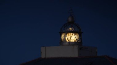 Detaylı görüntü. Gece fenerli fener feneri. İspanya 'nın Asterias kıyısındaki Faro Cabo otobüsü. Turistik yerler, ziyaret edilecek yerler..