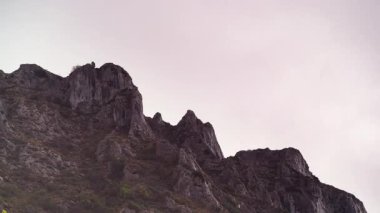 Bulutlar kayalık dağların, agurain 'lerin, baskların, İspanya' nın üzerinden geçiyor. Bulutlu hava.