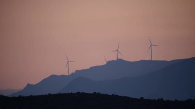 Rüzgar türbinleri sabah dağlarda güç jeneratörü çiftliği, tabernas çölü, Endülüs İspanya. Alternatif temiz enerji, eko enerji üretimi.