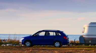 Karavan karavanı deniz kıyısında kamp yapıyor. Capicorb, Valencia bölgesi İspanya. Seyahat, gezici evle tatil.