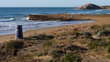 Sahil manzarası, deniz kıyısı, Calblanque bölge parkındaki Cala Magre plajı, Murcia bölgesi İspanya.