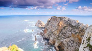Atlantik Okyanusu 'nun deniz manzarası ve Penas Burnu' nun kayalık kıyıları. Kuzey İspanya 'da yüksek uçurumları olan deniz kıyısı.