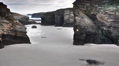 Galiçya İspanya 'daki Katedral Sahili' nde kayalık oluşumları. Playa de las Catedrales, Ribadeo 'da Katedrais Olarak, Lugo. Kuzey İspanya 'daki Cantabric kıyı şeridi. Turist eğlencesi.