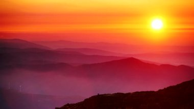Rüzgar türbinleri gün batımında bulutların üzerinde. Portekiz 'deki Torre Dağı tepesinden Serra da Estrela' nın görüntüsü.