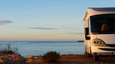 Kamp karavanı deniz kenarında, sabah vakti. Karavanla seyahat ediyorum. Karavan tatili. Doğa ve faaliyetler.