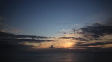 Sabahın ilk ışıklarıyla deniz manzarası. Gün doğumunda denizin üzerinde hareket eden bulutların hızlanması. İspanya 'daki doğa manzarası.