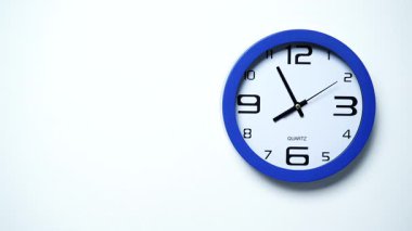 Mavi duvar saati sekiz saat gösteriyor. Saat sekizde. Zaman sınırı kavramı. Zaman Uygulaması.