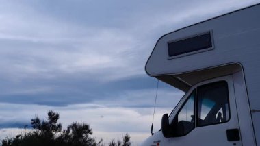 Kampçı, İspanya 'da doğada eğlence aracı. Karavanla seyahat ediyorum. Karavan tatili.
