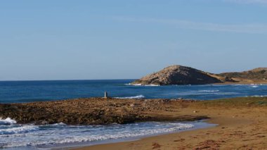 Sahil manzarası, deniz kıyısı, Calblanque bölge parkındaki Cala Magre plajı, Murcia bölgesi İspanya.