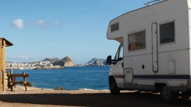 İspanyol sahilindeki karavan evi. San Juan Şatosu uzaktaki dağda. Aguilas, Murcia bölgesi, İspanya.