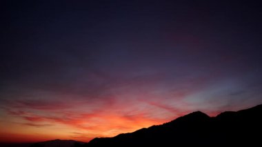 Tepe üzerinde gün batımı, gece çöküyor. Doğa manzarası. Zaman aşımı