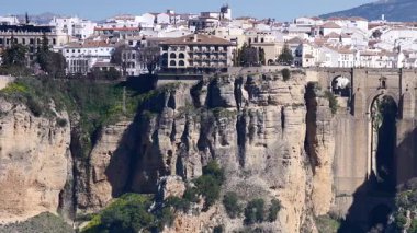 İspanya 'da turistik bir yer. Guadalevin Nehri, Endülüs üzerinde Puente Nuevo yeni köprüsü olan Ronda kasabası. Seyahat hedefi