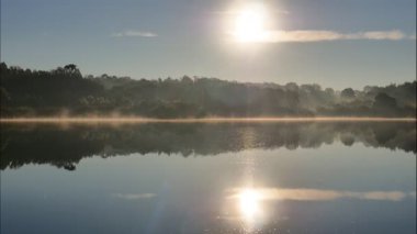 Zaman ayarlı. Sisli sabah manzarası. Sonbahar gölü suyunda sis. Povoa e meadas dam in castelo de vide, alentejo Portekiz.
