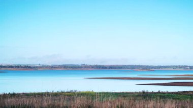 Iuz köyündeki Alqueva Barajı yapay gölü, Alentejo turizm bölgesi, Evora bölgesi, Portekiz Avrupa.