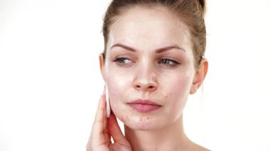 Maskeyi çıkaran genç bir kadın. Nemlendirici cilt kremi kullanıyor. Pamuk ped kullanıyor. Cildine özen gösteren bir kız. Cilt bakımı.