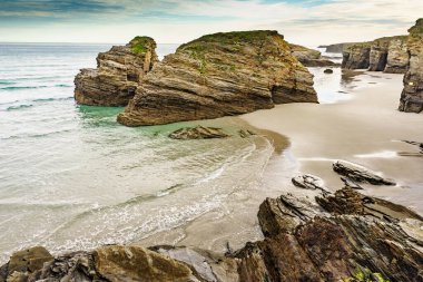 Galiçya İspanya 'daki Katedral Sahili' nde kayalık oluşumları. Playa de las Catedrales, Ribadeo 'da Katedrais Olarak, Lugo. Kuzey İspanya 'daki Cantabric kıyı şeridi. Turist eğlencesi.