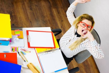 Uykulu iş kadının onu iş oturan tam kapalı sıkılmış olmak ya da yorgun kadar geç kalıyorum esneme bağlayıcı belgelerde masada çalışma yapması.