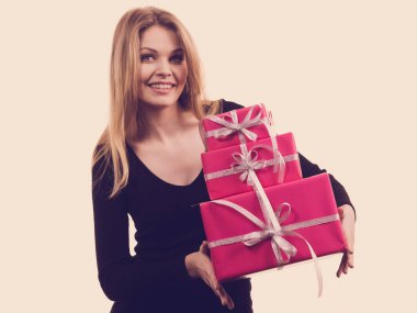 İnsanlar Xmas 'ın aşk ve mutluluk konseptini kutluyor. Neşeli sarışın kız hediye paketleri taşıyor..