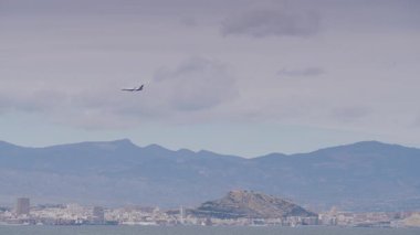 Alicante, valencia, İspanya - 13 Aralık 2019: Kosta Blanca kıyı şeridi deniz kenarı alacant şehri ve jet 2 tatil İngiliz uçağı havada. Seyahat.