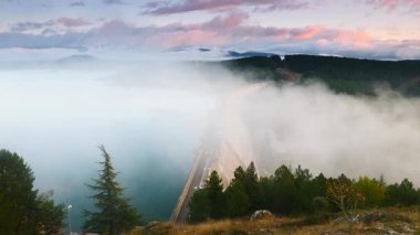 İspanya 'nın kuzeyindeki Palencia, Kastilya ve Leon bölgesinde bulunan Aguilar de Campoo barajında sabah sisi..