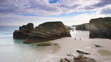 Playa las catedrales, Ribadeo 'daki Katedrais Plajı, Lugo, Galiçya. Kuzey İspanya 'daki Cantabric deniz manzarası.