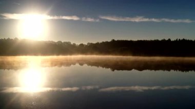 Zaman ayarlı. Sisli sabah manzarası. Sonbahar gölü suyunda sis. Povoa e meadas dam in castelo de vide, alentejo Portekiz.