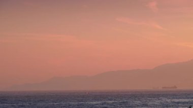 Ufukta kargo konteynırı sanayi gemisiyle sabahleyin deniz manzarası. Lojistik nakliye kavramı.