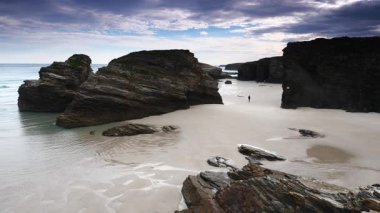 Katedraller Plajı, Ribadeo 'daki Playa las Catedrales, Lugo, Galiçya. İspanya 'nın kuzeyindeki Cantabric sahillerinde kayalık oluşumları. Turist eğlencesi.