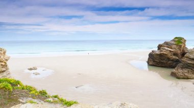 Kumsal, deniz kıyısında. Kuzey İspanya, Galya 'daki Cantabric deniz manzarası.