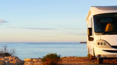 Kamp karavanı deniz kenarında, sabah vakti. Karavanla seyahat ediyorum. Karavan tatili. Doğa ve faaliyetler.