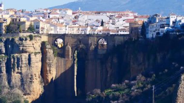 İspanya 'da turistik bir yer. Guadalevin Nehri, Endülüs üzerinde Puente Nuevo yeni köprüsü olan Ronda kasabası. Seyahat hedefi