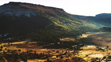 Zaman aşımı. Hüzünlü tepe mezarlığının yenilendiği yer olan dağ ve vadi üzerinde sabah ışığı. Batının son düellosunun yapıldığı kurgusal mezarlık. İyi, kötü ve çirkinlerin gerçekleştiği yer..