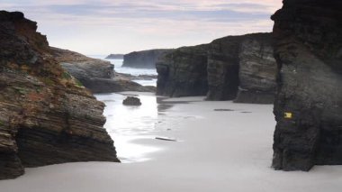 Katedraller Plajı, Ribadeo 'daki Playa las Catedrales, Lugo, Galiçya. İspanya 'nın kuzeyindeki Cantabric sahillerinde kayalık oluşumları. Turist eğlencesi.