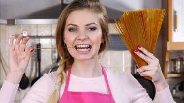 Elinde kepekli makarnası olan genç bir kadın. Diyet için sağlıklı organik gıda.