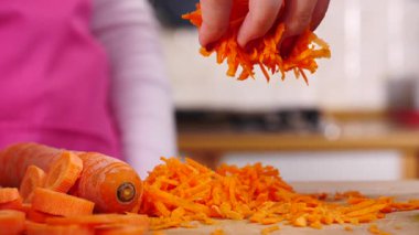 Tanımlanamayan bir kadın havuçla oynayıp yağmur yağdırıyor. Ağır çekimde kapat..