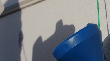 Karavan su deposunu huni kullanarak dolduran kişiyi kapatın. Karavanla seyahat ediyorum. Karavan tatili. Yavaş çekim