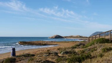 Sahil manzarası, deniz kıyısı, Calblanque bölge parkındaki Cala Magre plajı, Murcia bölgesi İspanya.