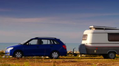 Karavan karavanı deniz kıyısında kamp yapıyor. Capicorb, Valencia bölgesi İspanya. Seyahat, gezici evle tatil.