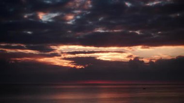 Sabahın erken saatlerinde deniz manzarası. Gün doğumunda denizin üzerinde hareket eden kara fırtınalı bulutların hızlanması. İspanya 'daki doğa manzarası.