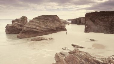 Galiçya İspanya 'daki Katedral Sahili' nde kayalık oluşumları. Playa de las Catedrales, Ribadeo 'da Katedrais Olarak, Lugo. Kuzey İspanya 'daki Cantabric kıyı şeridi. Turist eğlencesi.
