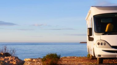 Kamp karavanı deniz kenarında, sabah vakti. Karavanla seyahat ediyorum. Karavan tatili. Doğa ve faaliyetler.